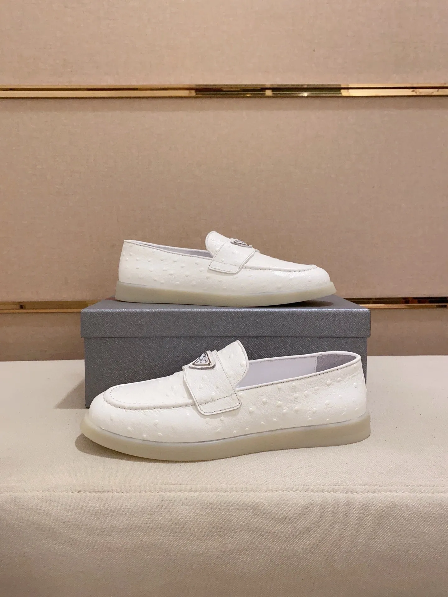 Men's shoes 💰 580💰 ✔️✔️✔️High-quality new PRADA counters are launched at the same time. The new men's shoes and 😘fabrics are selected from high-silk bald cowhide and are made by pure handicrafts. Lining: Full cowhide lining. 👍🏿 High-end ☄️ air-cushion molded anti-slip rubber outsole, exquisite lines, simple and elegant, comfortable and high-end for leisure travel. Code number: 38 to 44 (45 can be customized)